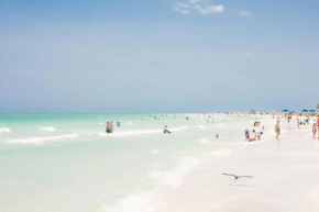 Lovely 1 Bedroom Unit Across from Lido Key Beach